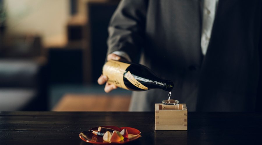 ラウンジにて日本酒を無料で楽しめます。
17：00～22：00