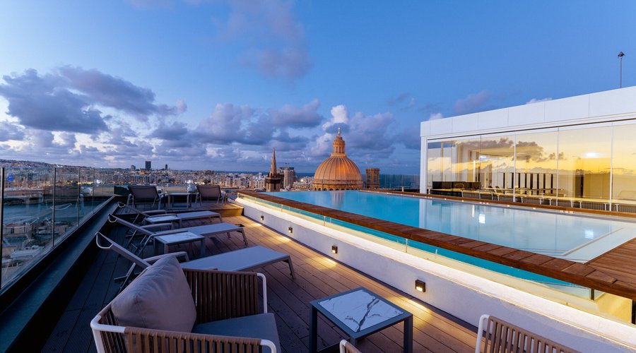 Heated outdoor panoramic pool
