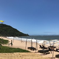 Fachada do restaurante e área em frente à praia