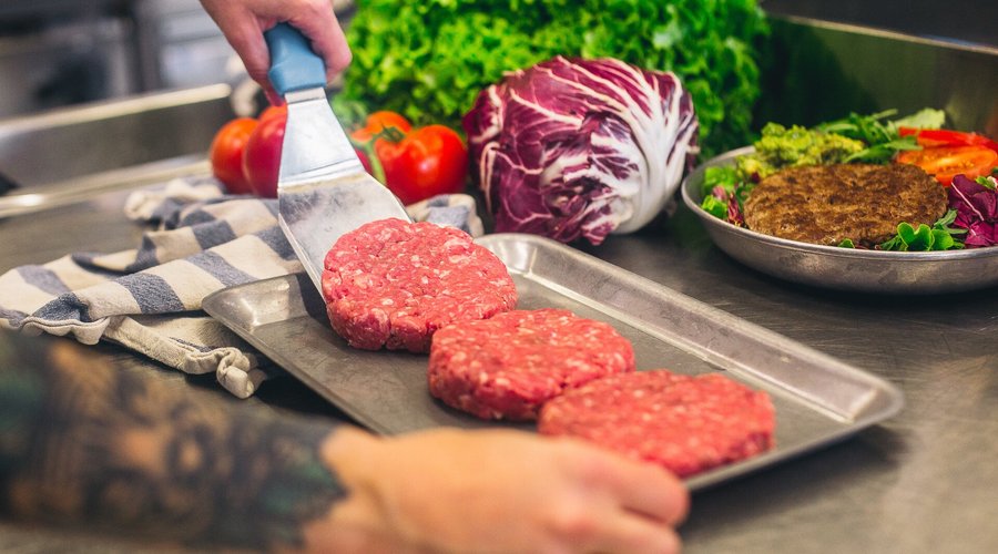 La carne dei nostri hamburger è unica. Diversamente dalle altre catene commerciali che utilizzano hamburger precongelati fatti con scarti di carne, da Bonelli scegliamo solo scottona Grass Fed allevata al pascolo e nutrita ad erba. 

Scegliamo solo i tagli migliori come Reale e punta di petto.

 Investiamo nella migliore qualità così che la tua esperienza sia la migliore di sempre. 

 Bonelli, è l'originale fast fresh burger, siamo gli unici specializzati  in hamburger grigliati fuori e succosi 