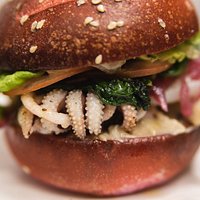 Fish burger di seppia con panino alla barbabietola