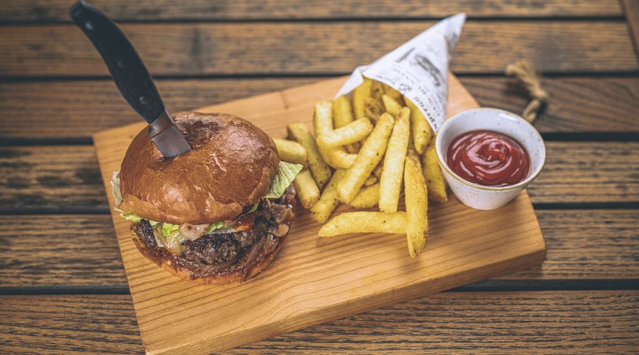 Fredis Burger von der Mutterkuh mit hausgemachten Pommes frites