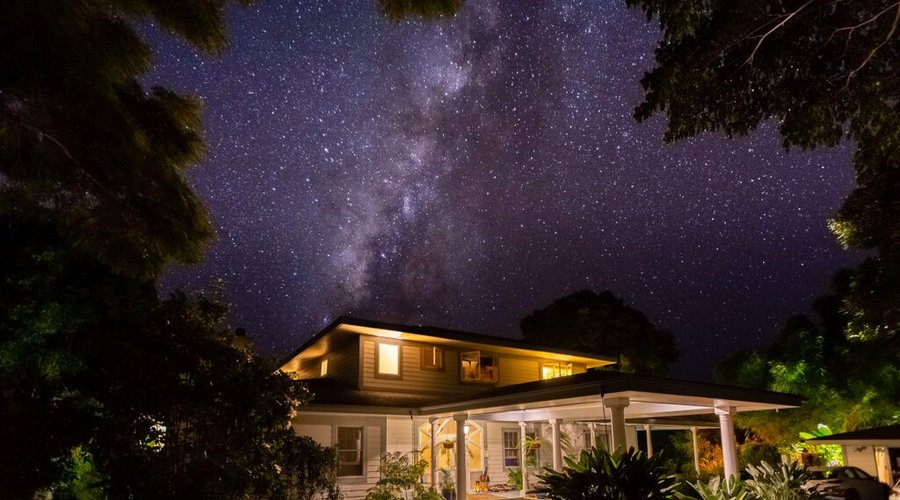 Ka'awa Loa at night with the Milky Way above