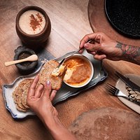 Es nuestro crème brûlée de foie gras, compota de manzana criolla y pan de masa madre.
