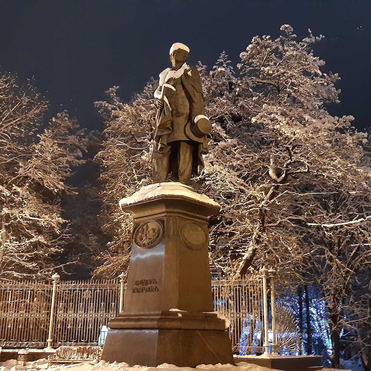 памятник тютчеву в москве