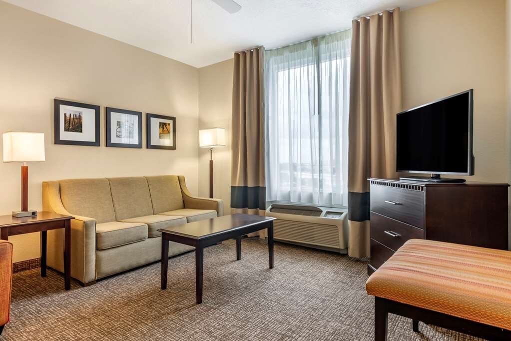 Hotel photo 45 of Comfort Suites Maingate East.