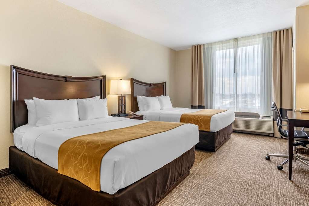 Hotel photo 25 of Comfort Suites Maingate East.