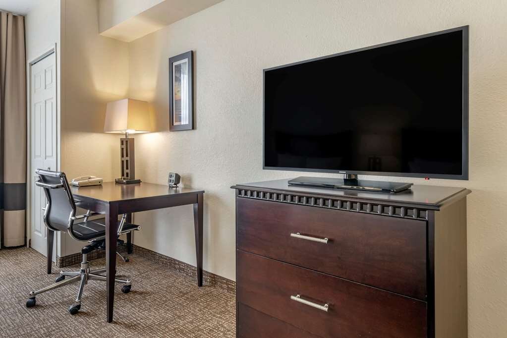 Hotel photo 1 of Comfort Suites Maingate East.