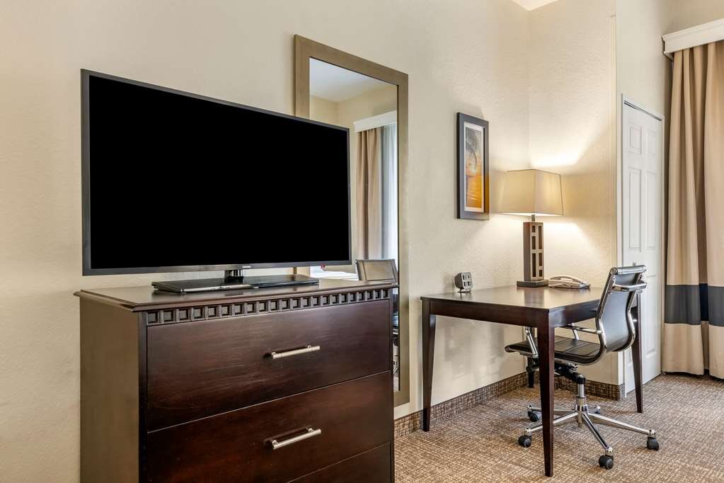 Hotel photo 12 of Comfort Suites Maingate East.