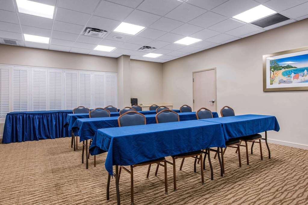 Hotel photo 19 of Comfort Suites Maingate East.