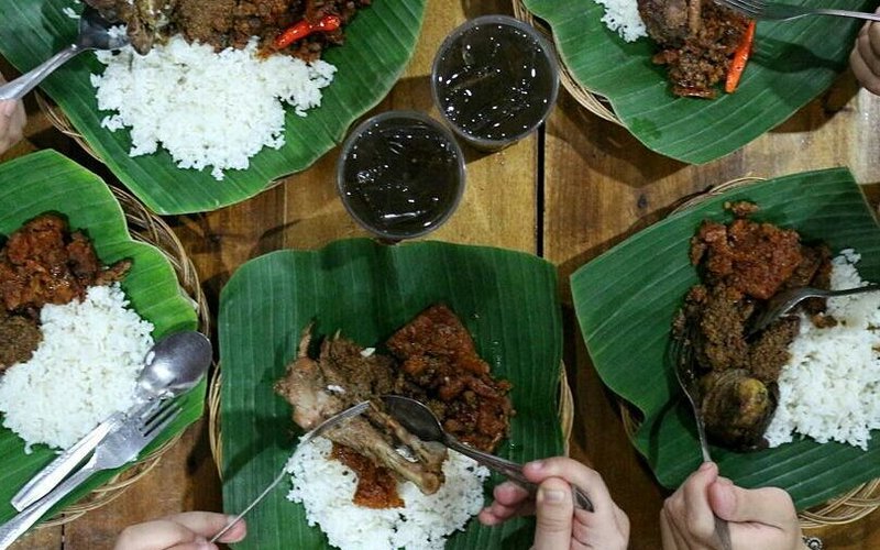 Java Private Tour Culinary Experience.  The delicious and unique taste of Gudeg Yogyakarta always makes me miss this city. Gudeg is a typical culinary dish made from the main ingredient of young jackfruit cooked with coconut milk and can be found in all Yogyakarta.  BOOK YOUR TOUR NOW AND GET READY TO EXPLORE TRADITIONAL INDONESIAN CULINARY WITH JAVA PRIVATE TOUR.