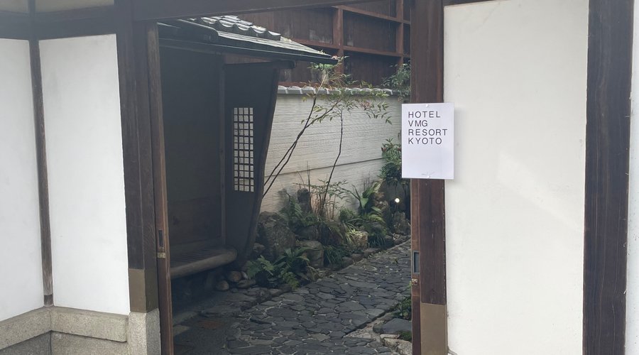 入り口の看板。入り口にコピー用紙みたいな看板で興ざめです。