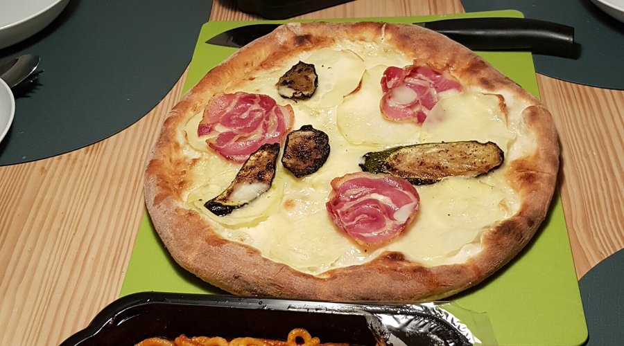 Spaghetti Amatriciana og Tagliatelle Al Salmone samt en  pizza Deliziosa