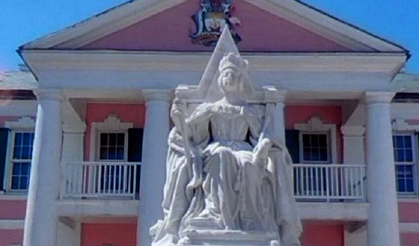 Domina la statua della regina Vittoria 
