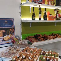 Benvenuti nella pagina de Il Tempio del Cannolo, luogo dove potrete deliziarvi con gusto e leggerezza assaporando le nostre specialità, dall'intramontabile sua Maestà il Cannolo alla Regina delle torte la Cassata Siciliana.
