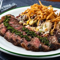 Picanha com feijão tropeiro, cebola crocante e molho chimichurri.