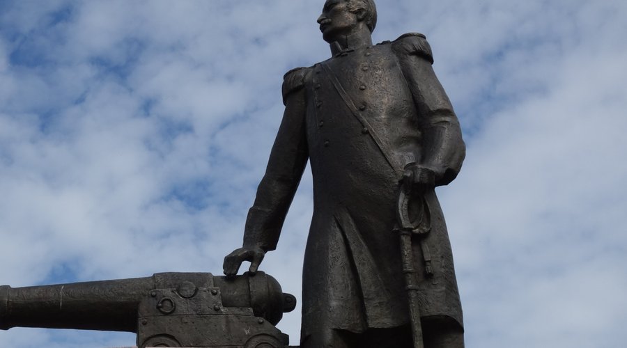 Взор губернатора, обращённый в сторону бухты.