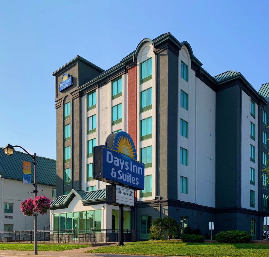 DAYS INN SUITES WYNDHAM NIAGARA FALLS CENTRE ST  THE FALLS