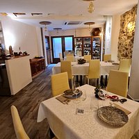 Rincones La Portada con nuestra cava de vinos al fondo
