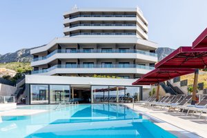 Pool & Beach