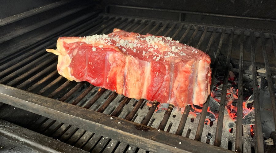 Spécialité du restaurant, la côte de bœuf race Normande maturée dans notre cave et grillée au four à braise