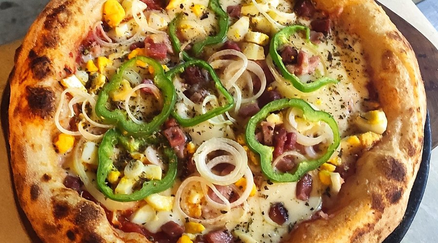 Pizzas artesanais feitas em forno a lenha.