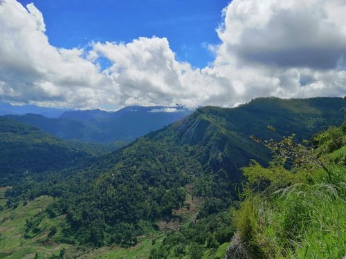 Hiking World's End: Sri Lanka's Overlooked Scenic Gem - Exploring Kiwis