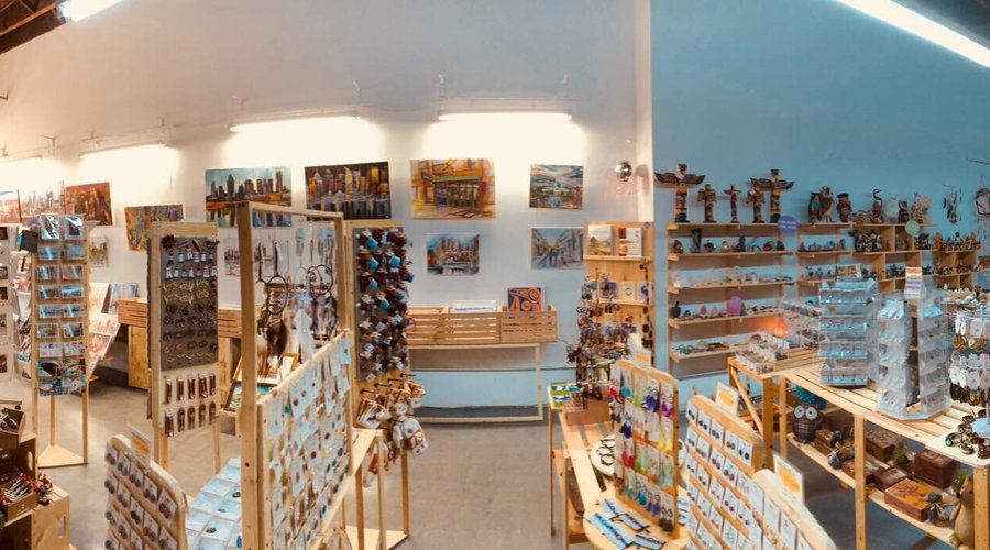 Faites plaisir à vos proches tout en soutenant la création et les artistes  locaux! / Local products individually handcrafted