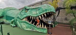 Parque com dinossauros T-Rex Park deixa a ciência de lado e