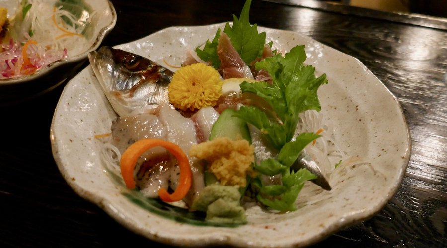 脂が乗ったとれたてイワシの刺身