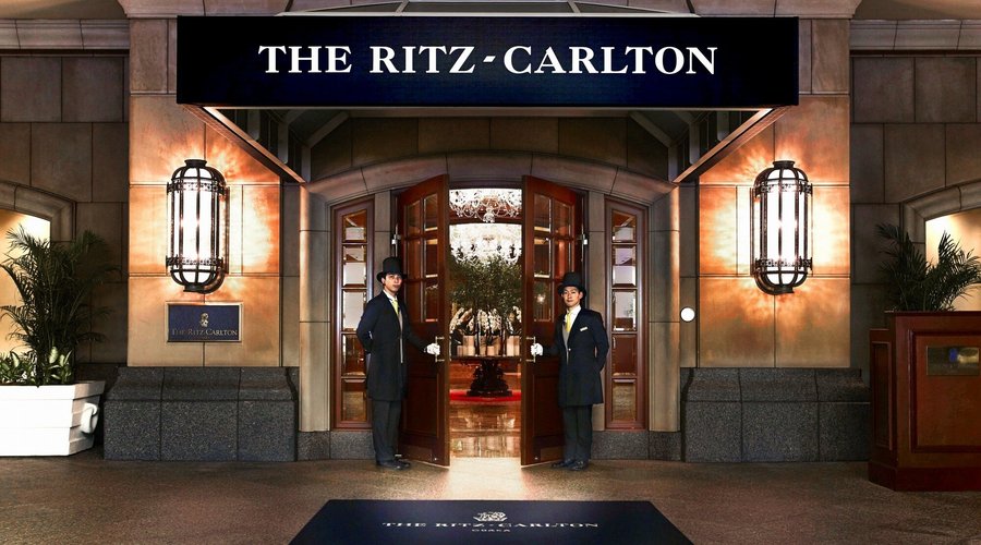 Main Entrance with Doorman　正面玄関