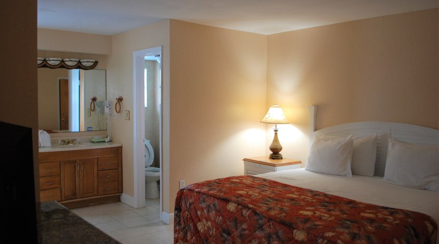 1 Bedroom Gulfview suite with 2 bath. 1 King in Master with its own beautiful bathroom and vanity area. Adjacent to the rest of apartment with 2 queen beds, another bathroom /vanity, kitchen and living area.