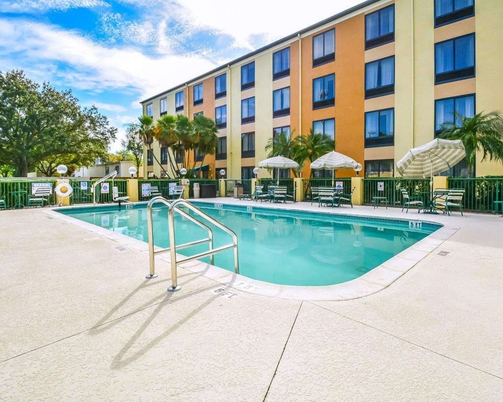 Comfort Suites Tampa / Brandon Pool Pictures & Reviews - Tripadvisor