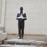 Szantay statue 1