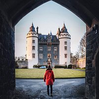 This is reputed to be the oldest inhabited castle on the island of Ireland! #WhenTheTimeIsRight you can try a self-catered stay in one of the two towers, named Ava and Blackwood! #FillYourHeartWithIreland 📍 Killyleagh Castle, County Down 📸 instagram.com/robert_sanlon/