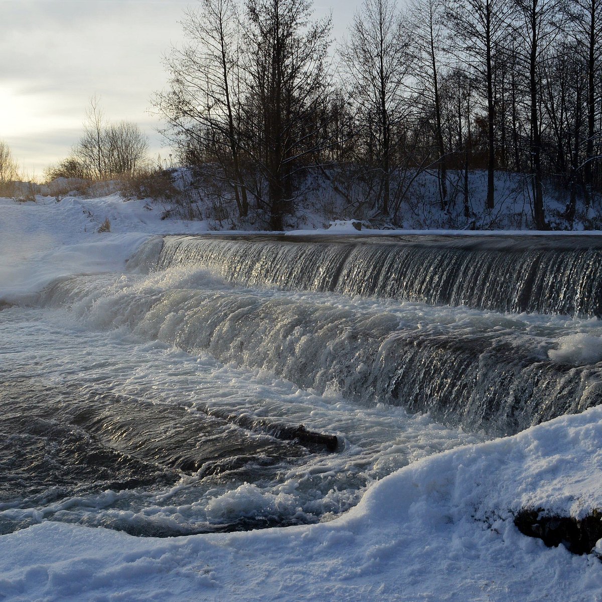 Водопад в зеленом городе нижегородская область. Водопад на реке Кудьма. Водопад реки Кудьма Нижегородская. Водопад Кудьма зеленый город.