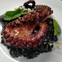 Risotto negro de chocos con vieira y pulpo braseado