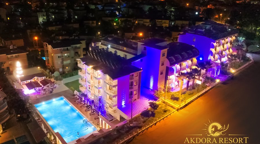 otel dış gece görünümü