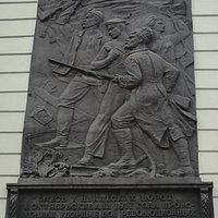 Горельеф "В память о событиях 1917 года"Здание театра У Никитских, Большая Никитская ул., 23