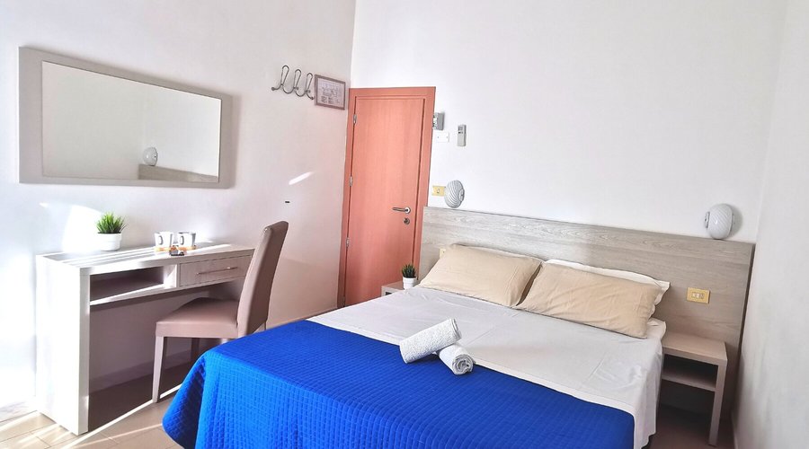 Hotel Bellini 2 Stelle di Riccione.
Foto camera matrimoniale. 
Hotel vicino al mare, Viale Ceccarini, stazione e Terme di Riccione.
Hotel con servizio di pernottamento e prima colazione. La colazione è servita dalle 7:30 alle 12:00. 
L'hotel dispone di camere recentemente rinnovate di tipologia : matrimoniale, tripla, quadrupla e quintupla.  
Adatto per coppie, famiglie e gruppi di amici. 
Hotel con parcheggio interno recintato e servizio di noleggio bici. 