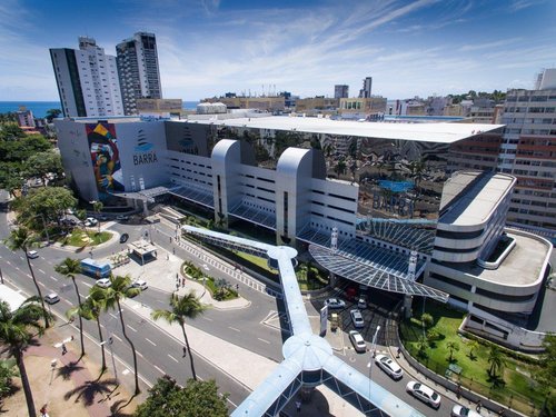 Shopping abre às 6h e recebe grande movimento em Salvador; veja