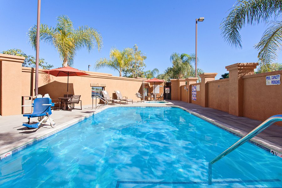 Holiday Inn Express & Suites Corona Pool Pictures & Reviews - Tripadvisor