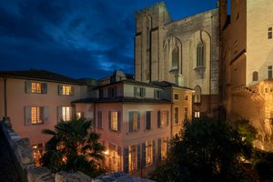 Hôtel La Mirande in Avignon, image may contain: Neighborhood, Villa, City, Arch