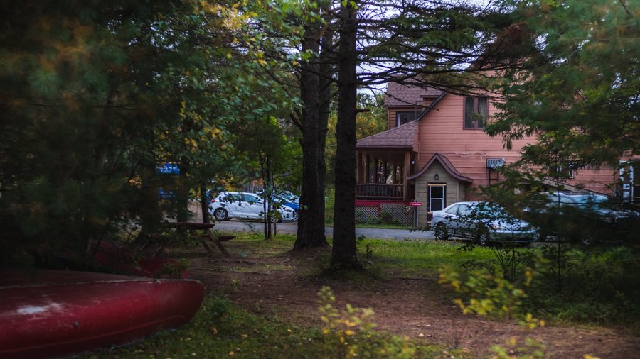 Auberge entourée de la forêt .