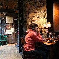 Cerveceria Patagonia Km 24.7 de circuito chico no te lo podes perder tiene un horario amplio, siempre hay gente y los precios no son muy populares para mlos turistas pero valen la salida.