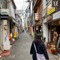 松山銀天街の界隈をブラブラしていたら「ことり」を発見♪残念ながら閉店時間を過ぎていてOUT・・・ せっかくなので近くにある「アサヒ」を見に行ってみるとお店はやっていた、15時過ぎだったがお昼を食べた後だったのでお腹はそれほど空いてはおなく入店しようか?悩んでいたらお店の外から店内を除くと、小さめでそれほど量が多そうではない「鍋焼きうどん」をみて、おやつと言う名目で入店♪店員さんの女性がチャキチャキしていて粋で感じが良い。 鍋焼きうどんのスープはかなり甘めで、いままで食べた事が無いうどんのジャンルだったが思っていたより美味しく満足でした♪ 店外&店内は昭和チックな佇まいで、松山へ来たなら行く価値があるお店だと思う。