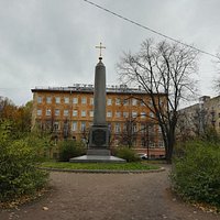Стела "В память о Введенском соборе лейб-гвардии Семёновского полка", Введенский сад.
