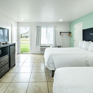 Queen Room, 2 Beds, Kitchenette, Backdoor
