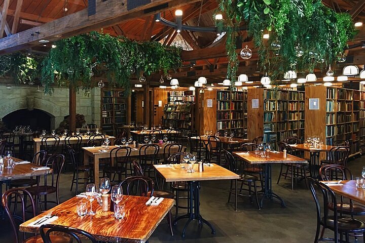 Interior acolhedor da livraria rara Berkelouw Book Barn na Bendooley Estate, uma adega adequada para famílias em Berrima, Southern Highlands, Nova Gales do Sul