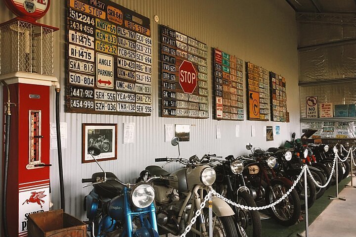 Motos raras e vintage em exposição no Robert Stein Motorcycle Museum na Robert Stein Winery and Vineyard, uma adega adequada para famílias em Mudgee, Nova Gales do Sul, Austrália